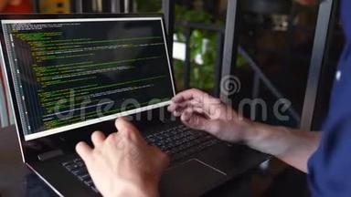 背视图肩上拍摄的开发人<strong>员</strong>与笔记本电脑<strong>程序员</strong>。屏幕上的<strong>程序</strong>代码和脚本数据。年轻的